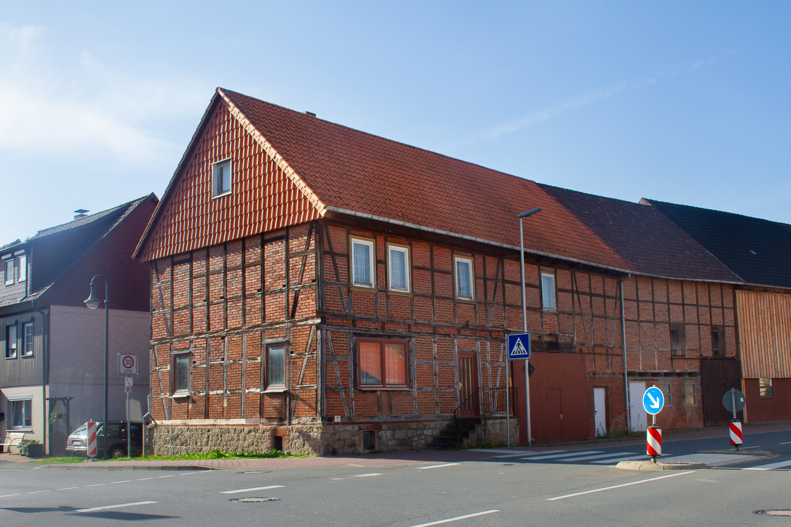 Einfamilienhaus in 37520 Osterode am Harz mit Anbau und Scheune