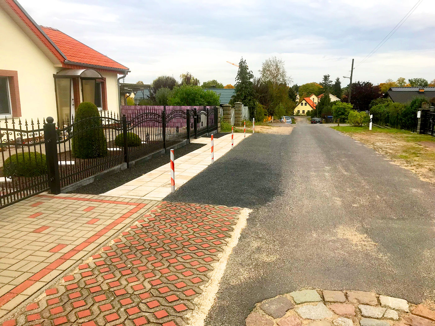 Teil einer Straße und Parkflächen in Berlin Müggelheim